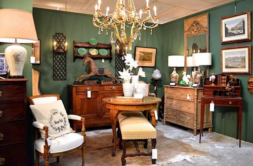 During this time of year, I always feel inspired to start some cleaning and sprucing up, much like spring cleaning. Does that ever happen to you?

http://www.villageantiques.net/picking-the-perfect-paint/