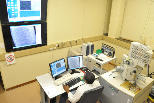 Inside the Laboratory for Electron Microscopy (1)