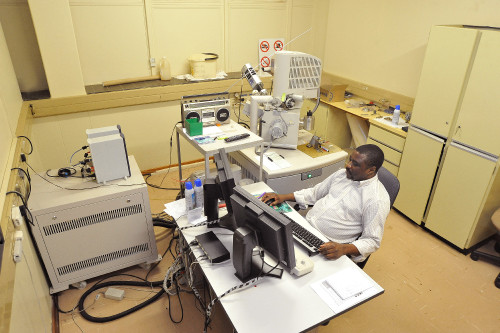 Inside the Laboratory for Electron Microscopy (12)