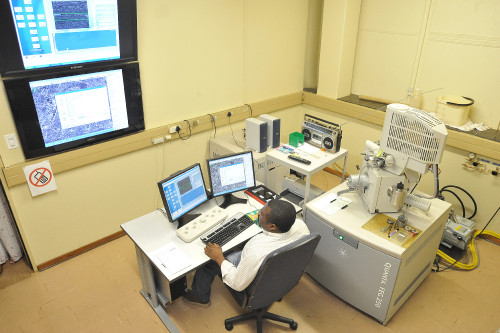 Inside the Laboratory for Electron Microscopy (14)