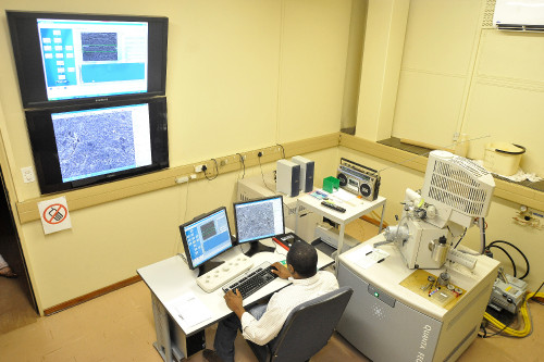 Inside the Laboratory for Electron Microscopy (15)