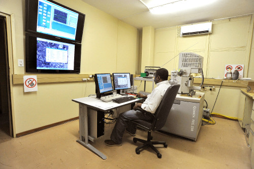 Inside the Laboratory for Electron Microscopy (2)