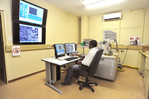 Inside the Laboratory for Electron Microscopy (3)