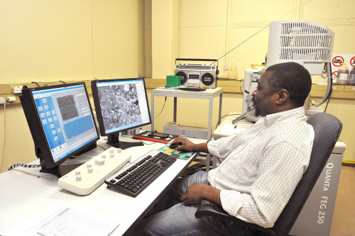 Inside the Laboratory for Electron Microscopy (4)