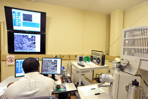 Inside the Laboratory for Electron Microscopy (7)