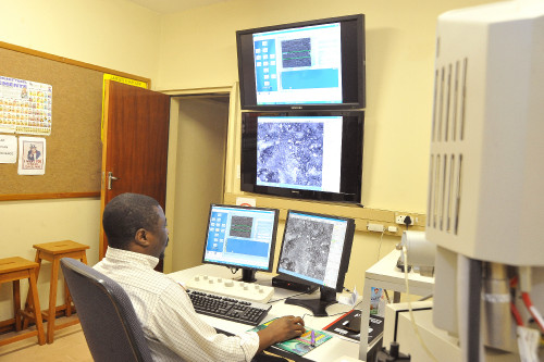 Inside the Laboratory for Electron Microscopy (9)