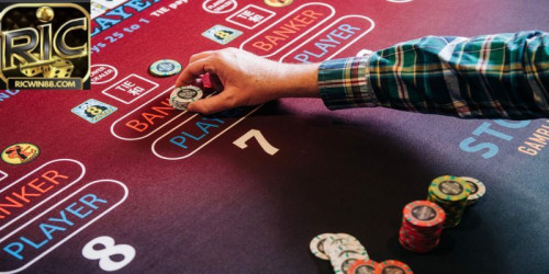 Kham Pha Baccarat Cung Ricwin – Tro Choi Casino Dinh Cao

Cách chơi Baccarat cơ bản
Cách chơi Baccarat rất dễ hiểu, người dùng chỉ cần đặt cược vào ba lựa chọn: “Người chơi”, “Nhà cái” hoặc “Hòa”. Mỗi bên nhận hai lá bài, mục tiêu là có tổng điểm gần đến 9 nhất.

Điểm số của mỗi tay bài được tính bằng cách cộng các giá trị của bài, nhưng nếu tổng điểm vượt quá 9, chỉ giữ lại chữ số cuối cùng. Tùy vào tình huống, có thể rút thêm một lá bài thứ ba để quyết định kết quả.

Các chiến thuật Baccarat tối ưu
Mặc dù là game chủ yếu dựa vào may mắn, nhưng có một số chiến thuật mà người dùng có thể áp dụng để thắng. Sau đây là ba chiến thuật.

Chiến thuật chơi Baccarat đa dạng, đơn giản
Chiến thuật chơi Baccarat đa dạng, đơn giản
Chiến thuật Martingale
Một trong chiến thuật phổ biến nhất là Martingale, nơi người dùng nhân đôi cược sau mỗi lần thua. Mục tiêu khi thắng, sẽ bù lại toàn bộ số tiền đã mất, kiếm được một khoản lợi nhuận nhỏ.

Tuy nhiên, khuyến cáo người dùng nên áp dụng chiến thuật này một cách thận trọng. Nếu gặp phải chuỗi thua dài, số tiền cược sẽ tăng nhanh, có thể vượt quá khả năng chi trả của bạn.

Chiến thuật Paroli
Chiến thuật Paroli khuyến khích người dùng tăng cược sau mỗi lần thắng. Điều này giúp tận dụng lợi thế khi có chuỗi thắng cũng như giảm thiểu rủi ro khi gặp chuỗi thua.

Cung cấp công cụ theo dõi lịch sử cược, giúp người dùng dễ dàng áp dụng chiến thuật Paroli. Điều này cho phép bạn quản lý cược một cách hiệu quả trong suốt quá trình.

Chiến thuật cược đều
Chiến thuật cược đều là một phương pháp đơn giản, ít rủi ro, khi bạn đặt cược một số tiền cố định cho mỗi ván. Mặc dù chiến thuật này không mang lại thắng lớn nhanh chóng, nhưng nó giúp duy trì vốn, kiểm soát được thua lỗ.

Chiến thuật cược đều rất phù hợp cho người mới bắt đầu, muốn chơi một cách an toàn. Nó giúp bạn tránh được những rủi ro cao trong khi vẫn có thể tận hưởng game mà không bị mất quá nhiều vốn.

Ưu điểm của Baccarat
Không chỉ game hấp dẫn mà còn mang lại nhiều ưu điểm, khiến nó trở thành lựa chọn ưa thích của nhiều người. Tại Ricwin nói riêng và các casino online nói chung, game này luôn thu hút người chơi nhờ tính đơn giản, cơ hội thắng lớn.

Những ưu điểm nổi bật
Những ưu điểm nổi bật
Cách chơi đơn giản và dễ hiểu
Một trong những lý do khiến Baccarat trở nên phổ biến vì cách chơi cực kỳ đơn giản, dễ hiểu. Người chơi chỉ cần nắm vững quy tắc tính điểm cũng như chọn cược, không cần phải có kỹ năng đặc biệt để tham gia.

Điều này giúp bạn, dù người mới hay đã có kinh nghiệm, dễ dàng tham gia cũng như tận hưởng game. Mang lại một trải nghiệm thú vị cho mọi đối tượng, từ những bạn lần đầu đến các tay chuyên nghiệp.

Tỷ lệ thắng cao
Nổi bật với tỷ lệ thắng cao, đặc biệt khi bạn chọn cược vào “Nhà cái”. Tỷ lệ thắng của “Nhà cái” khoảng 45,86%, mang đến cơ hội thắng lớn hơn so với nhiều game khác.

Dù cược vào “Nhà cái” bị trừ hoa hồng 5%, nhưng đây vẫn là lựa chọn được ưa chuộng vì tỷ lệ thắng vượt trội. Cược vào “Người chơi” cũng có tỷ lệ thắng khá cao, nhưng “Nhà cái” vẫn là sự lựa chọn an toàn hơn cho nhiều người.

Tính cộng đồng và thú vị
Một game cá nhân mà còn mang đến yếu tố cộng đồng, đặc biệt trong các sòng bạc trực tuyến. Người chơi có thể tham gia các bàn với những người khác, tạo nên không khí sôi động, đầy hấp dẫn.

Các sự kiện, giải đấu thường xuyên được tổ chức, mang đến cơ hội thử sức cho người chơi cũng như giành giải thưởng giá trị. Đây là một phần không thể thiếu, giúp game thêm phần kịch tính và thú vị.

Tại sao Baccarat lại hot nhất 2024?
Baccarat không chỉ phổ biến trong các sòng bạc truyền thống mà còn đang bùng nổ trong năm 2024. Một nền tảng lý tưởng để bạn trải nghiệm game này trực tuyến.

Trải nghiệm online tuyệt vời
Với sự phát triển của công nghệ, trực tuyến giờ đây trở nên đơn giản cũng như thuận tiện hơn bao giờ hết. Người chơi có thể tham gia vào các ván cược mọi lúc, mọi nơi mà không gặp phải bất kỳ khó khăn nào.

Mang đến một nền tảng giao diện đẹp mắt, dễ sử dụng, giúp bạn dễ dàng tham gia vào các ván. Bạn có thể trải nghiệm game ngay từ điện thoại hoặc máy tính, tận hưởng những phút giây giải trí đầy thú vị.

Trải nghiệm game chơi online đa dạng
Trải nghiệm game chơi online đa dạng
Các chế độ khuyến mãi hấp dẫn
Một trong lý do thu hút người chơi trong năm 2024 là các chương trình khuyến mãi hấp dẫn. Các phần thưởng từ tiền thưởng chào mừng đến hoàn trả cược đều tạo cơ hội cho bạn nhận những phần quà giá trị.

Các chương trình khuyến mãi này không chỉ làm tăng thêm sự thú vị mà còn giúp bạn tận dụng tối đa các cơ hội thắng lớn. Điều này làm cho trải nghiệm game trở nên hấp dẫn, đáng giá hơn bao giờ hết.

Đơn giản, cạnh tranh cao
Năm 2024, Baccarat vẫn giữ vững sự phổ biến nhờ vào cách chơi đơn giản nhưng đầy thử thách. Trò chơi không chỉ dễ hiểu mà còn mang đến cơ hội để bạn cải thiện kỹ năng cũng như thắng lợi.

Với các chiến thuật hiệu quả cũng như tỷ lệ thắng cao, bạn luôn cảm thấy được thử thách, không ngừng tìm kiếm cơ hội thắng. Điều này tạo nên một trải nghiệm kịch tính thú vị, luôn là sự lựa chọn hàng đầu.

Kết luận
Khám phá Baccarat tại Ricwin, nơi game này kết hợp giữa sự đơn giản, chiến thuật thú vị để mang đến cơ hội thắng lớn. Với giao diện trực tuyến dễ sử dụng, tỷ lệ thắng cao cũng như các chương trình khuyến mãi hấp dẫn, hứa hẹn sẽ mang đến cho bạn giây phút giải trí đầy kịch tính và thú vị.

Xem thêm:https://gifyu.com/image/SPUaR

Nguồn: https://ricwin88.com/baccarat/
#ricwin #ric_win #ric #dang_ky_ricwin #dang_nhap_ricwin