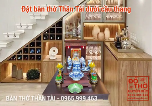 ĐẶT BÀN THỜ THẦN TÀI DƯỚI CẦU THANG
Đặt bàn thờ Thần Tài dưới cầu thang là một cách tối ưu hóa không gian cho những gia đình có diện tích nhỏ. Tuy nhiên, vị trí này cần được bố trí hợp phong thủy để tránh ảnh hưởng đến tài lộc và vận khí. Sử dụng kệ kê bàn thờ giúp đảm bảo sự trang nghiêm, đồng thời nâng cao bàn thờ, tránh ẩm thấp và giữ gìn sạch sẽ.

Xem chi tiết: https://dothohuyenduc.vn/dat-ban-tho-than-tai-duoi-cau-thang
Đồ Thờ Huyền Đức
Địa chỉ: 11 Ng. 81 Đ. Nguyễn Phong Sắc, Dịch Vọng Hậu, Cầu Giấy, Hà Nội
Hotline: 0965 999 463
Email: dothohuyenduc@gmail.com
Chuyên kinh doanh: Bàn Thờ Thần Tài, Tượng và Đồ Thờ Thần Tài tại Hà Nội
Website: https://dothohuyenduc.vn/