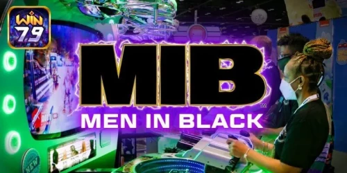 Men in Black - Sieu pham ban ca doi thuong hot nhat 2024

 Men in Black là tựa game bắn cá đổi thưởng mới phát hành, đang tạo nên cơn sốt trong cộng đồng game giải trí trực tuyến. Với đồ họa 3D tinh xảo, âm thanh sống động và loạt tính năng hấp dẫn, trò chơi đã nhanh chóng thu hút hàng loạt người chơi. Hãy cùng win79 casino khám phá chi tiết về bộ môn thú vị này từ luật chơi cho đến bí kíp thắng game, tất cả sẽ được giới thiệu trong bài viết dưới đây.

Tìm hiểu Men in Black
Trò chơi bắn cá đổi thưởng này hay còn được cộng đồng cá cược biết đến với tên gọi là MIB, là một phiên bản săn ngư mới lạ và độc đáo trên thị trường hiện nay. Được thiết kế nổi bật và sáng tạo, tựa game mang đến cho bet thủ một trải nghiệm hoàn toàn khác biệt so với các trò bắn cá truyền thống.

Lấy cảm hứng từ bộ phim khoa học viễn tưởng đình đám Đặc vụ áo đen, Men in Black gây ấn tượng mạnh mẽ với người chơi nhờ vào bối cảnh và các tính năng xoay quanh chủ đề đặc vụ kịch tính. Từ biểu tượng, cốt truyện đến từng chi tiết thiết kế đều thể hiện một thế giới đặc sắc, ly kỳ. Trong MIB, có ba bản đồ chơi được thiết kế với độ khó tăng dần, đồng thời giá trị phần thưởng cũng trở nên hấp dẫn hơn theo từng cấp độ.

Tìm hiểu Men in Black
Tìm hiểu Men in Black
Luật chơi Men in Black 
Trò chơi này mang đến một trải nghiệm bắn cá độc đáo, nổi bật với các tính năng chưa từng có. Hãy cùng Win79 khám phá những kỹ năng đặc biệt, vũ khí bổ trợ và bảng hệ số trả thưởng, giúp anh em hiểu rõ hơn về cách chơi và tối ưu hóa chiến thắng trong MIB

Kỹ năng cơ bản trong Men in Black
Ngoài những vũ khí quen thuộc của các game bắn cá, MIB cung cấp thêm các kỹ năng hỗ trợ thú vị, mang lại lợi thế vượt trội cho người chơi. Cụ thể:

Càn quét: Súng sẽ tự động bắn theo hướng đã chọn, giúp ngư thủ dễ dàng kiểm soát và tối ưu hóa đường bắn.
Định vị: Hệ thống sẽ tự động phát hiện và nhắm mục tiêu vào các sinh vật dễ tiêu diệt nhất, giúp người chơi nhanh chóng săn cá hiệu quả. Game thủ cũng có thể tùy chỉnh mục tiêu loài cá mong muốn trong Men in Black.
Truy nã: Đạn bắn ra sẽ tự động theo dõi và truy sát loài cá được nhắm. Khi loài cá này biến mất khỏi màn hình, kỹ năng sẽ tự động ngừng bắn.
Vũ khí bổ trợ
MIB có bổ sung các loại vũ khí và tính năng hỗ trợ, nhằm giúp tân thủ dễ dàng vượt qua các thử thách. Chi tiết:

Hoa độc: Xuất hiện ở vùng biển sâu bị chiếm đóng bởi tộc Hive. Khi trúng hoặc tiêu diệt Hoa Độc, chất độc sẽ lan tỏa, tiêu diệt toàn bộ sinh vật biển trong phạm vi gần.
Siêu tân tinh: Là vũ khí mạnh nhất trong trò chơi Men in Black, có thể tiêu diệt hàng loạt sinh vật biển trong vòng 30 giây. Người chơi có thể điều chỉnh hướng bắn, nhưng lưu ý rằng súng sẽ tự động hủy vào lúc 4h sáng hôm sau nếu anh em thoát khỏi trò chơi. 
Khoan công phá: Loại vũ khí quý hiếm, với đầu khoan tiêu diệt cá mạnh mẽ. 
Luật chơi Men in Black 
Luật chơi Men in Black
Bảng hệ số trả thưởng
Hệ số trả thưởng trong Men in Black không chỉ xác định giá trị của mỗi loài cá mà còn phản ánh mức độ thử thách và kỹ năng cần thiết để hạ gục chúng. Cụ thể:

Cá nhỏ: Gồm 7 loài cá có sức chịu đựng thấp và dễ tiêu diệt, với hệ số thưởng từ x2 đến x8. Đây là nhóm dễ săn nhất với mức thưởng cơ bản.
Cá vừa: Nhóm cá này khó hơn so với cá nhỏ, nhưng mức thưởng cũng hấp dẫn hơn, từ x9 đến x25. Với 7 loài cá khác nhau, nhóm này yêu cầu nhiều kỹ năng hơn và mang lại phần thưởng đáng kể.
Cá lớn: Loài cá lớn đòi hỏi tân thủ phải dùng nhiều đạn và tập trung hơn, với hệ số thưởng từ x30 đến x150. Phù hợp với những tay chơi muốn chinh phục thử thách.
Cá khủng: Là nhóm đặc biệt và khó tiêu diệt nhất trong Men in Black, đòi hỏi kỹ năng cao và sự đầu tư lớn từ người chơi. Mức thưởng tương ứng với công sức, từ x60 đến x500, cho tổng cộng 6 loài cá khủng. Đây là phần thưởng lớn nhất trong trò chơi dành cho những ai kiên nhẫn và dũng cảm.
Hướng dẫn tham gia MIB
Vì Men in Black là một game bắn cá mới xuất hiện trên thị trường, nên việc tìm cách tham gia có thể gặp chút khó khăn. Sau đây là các bước cụ thể để newbie bắt đầu trải nghiệm trò chơi MIB một cách dễ dàng: 

Bước 1: Trước tiên, anh em cần tìm và truy cập và cổng game Win79 – nơi cung cấp tựa game Men In Black.
Bước 2: Để tham gia, tân thủ cần tạo tài khoản trên trang chủ của hệ thống. Làm theo hướng dẫn để điền đầy đủ thông tin và hoàn tất quá trình đăng ký. Sau đó đăng nhập về nền tảng để bắt đầu. 
Bước 3: Khi đăng nhập xong, người chơi cần nạp tiền vào tài khoản để đủ điều kiện tham gia cá cược. Tiếp theo, nhấn vào danh mục bắn cá đổi thưởng, tìm đến Men in Black và bắt đầu hành trình chinh phục đại dương đầy hấp dẫn.
Hướng dẫn tham gia MIB
Hướng dẫn tham gia MIB
Bí quyết chơi thắng MIB
Để đạt thành công trong tựa game này, ngư thủ cần vận dụng một số kỹ năng và chiến thuật hiệu quả. Sau đây là những bí quyết giúp anh em nâng cao khả năng chiến thắng:

Lựa chọn vũ khí phù hợp: Trước khi vào phòng chơi, hãy cân nhắc kỹ và chọn vũ khí thích hợp cho loại cá muốn săn. Một số vũ khí có thể hiệu quả hơn với một số loài nhất định, điều này giúp tăng khả năng săn bắn thành công và tiết kiệm đạn dược.
Sử dụng vật phẩm hỗ trợ: Đừng bỏ qua các vật phẩm hỗ trợ như bom, bình oxy,… Những vật phẩm này có thể giúp anh em tiêu diệt nhanh chóng các loài cá khó bắt hoặc bảo vệ mọi người khỏi chúng.
Trên đây là bài viết giới thiệu chi tiết các thông tin cần thiết về tựa game bắn cá Men in Black mà một tân thủ cần phải biết. Hy vọng với những chia sẻ từ Win79 sẽ giúp anh em có cái nhìn tổng quan hơn về trò chơi và gặt hái được nhiều thành công khi tham gia.

Xem thêm:https://gifyu.com/image/SXbAk

Nguồn: https://win79.global/men-in-black/
#win79 #conggamewin79 #appwin79 #taiwin79 #win79money #win79casino #linkwin79