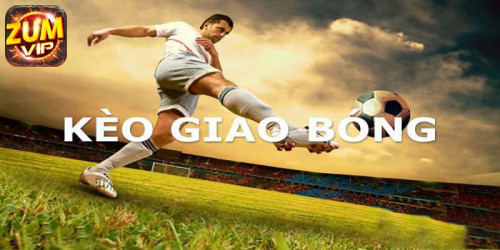 Keo giao bong truoc la gi? Bi kip chinh phuc keo bat bai

Kèo giao bóng trước là gì?
Kèo giao bóng trước, hay còn gọi là kèo kick-off, là loại kèo mà người chơi sẽ dự đoán đội bóng nào sẽ được hưởng quyền giao bóng đầu tiên khi trận đấu bắt đầu. Đây là một kèo phụ, mang tính may rủi cao nhưng lại vô cùng thú vị, tạo thêm sự phấn khích cho người chơi khi theo dõi trận đấu. Tham gia kèo giao bóng, người chơi không cần quan tâm đến kết quả chung cuộc, mà chỉ cần tập trung vào những diễn biến đầu tiên của trận đấu.

Kèo giao bóng trước dự đoán đội nào có quyền giao bóng trước
Kèo giao bóng trước dự đoán đội nào có quyền giao bóng trước
Tại sao kèo giao bóng đầu tiên lại “hot” đến vậy?
Kèo giao bóng trước không chỉ đơn thuần là một hình thức cá cược may rủi nó mang trong mình những giá trị và vai trò quan trọng, tạo nên sức hút đặc biệt đối với người chơi. Vậy, điều gì khiến kèo giao banh trước trở nên “hot” đến vậy?

Tạo lợi thế tâm lý cho đội giao bóng: Đội bóng được hưởng quyền giao bóng trước thường có tâm lý thoải mái, tự tin hơn, tạo áp lực lên đối thủ ngay từ những phút đầu tiên. Yếu tố tâm lý này có thể ảnh hưởng không nhỏ đến diễn biến và kết quả trận đấu.
Mở ra cơ hội tấn công phủ đầu: Kèo giao bóng trước cho phép đội bóng chủ động triển khai chiến thuật tấn công ngay từ đầu, tạo ra những tình huống nguy hiểm và có thể dẫn đến bàn thắng sớm.
Ảnh hưởng đến chiến thuật thi đấu: Việc xác định đội nào được hưởng kèo giao bóng trước sẽ tác động không nhỏ đến chiến thuật thi đấu của cả hai đội. Huấn luyện viên sẽ phải điều chỉnh chiến thuật cho phù hợp với tình huống, tạo nên sự kịch tính và khó đoán cho trận đấu.
Đa dạng hóa lựa chọn cá cược: Kèo giao banh trước mang đến cho người chơi thêm nhiều lựa chọn cá cược thú vị bên cạnh các kèo truyền thống như kèo châu Á, kèo châu Âu, kèo tài xỉu,…
Cách tính tiền kèo giao quả bóng đầu tiên
Để tự tin tham gia kèo giao bóng trước, bạn cần nắm rõ cách tính tiền thắng cược. Về cơ bản, kèo giao banh trước có hai cửa đặt cược chính: đội nhà giao bóng trước và đội khách giao bóng trước tỷ lệ thắng thường là 50/50. Tuy nhiên, trong một số trường hợp, nhà cái có thể ưu ái đội chủ nhà hơn.

Hướng dẫn cách tính tiền kèo giao bóng đầu tiên
Hướng dẫn cách tính tiền kèo giao bóng đầu tiên
Công thức tính tiền thắng cược như sau: Tiền thắng = Tiền cược x Tỷ lệ Odds

Ví dụ: Trong trận đấu giữa A và B, tỷ lệ Odds cho đội A giao bóng trước là 1.87, đội B là 1.94. Nếu bạn đặt cược 100,000 VND cho đội B và đội B được giao bóng trước, bạn sẽ thắng cược và nhận về: 100,000 x 1.94 = 194,000 VND (bao gồm 100,000 VND tiền cược và 94,000 VND tiền thắng). Ngược lại, nếu đội A giao bóng trước, bạn sẽ thua 100,000 VND.

Bí kíp soi kèo giao bóng trước bách chiến bách thắng với 4 mẹo
Chinh phục kèo giao banh trước không chỉ dựa vào may mắn, mà còn cần có chiến thuật và kỹ năng soi kèo hiệu quả. Sau đây là 5 bí kíp giúp bạn nâng cao tỷ lệ thắng cược:

Chia sẻ 4 mẹo đặt cược kèo giao quả bóng trước bách chiến bách thắng
Chia sẻ 4 mẹo đặt cược kèo giao quả bóng trước bách chiến bách thắng
Phân tích đội hình và sức mạnh: Nghiên cứu kỹ lưỡng đội hình ra sân, phong độ thi đấu, lịch sử đối đầu và đặc biệt là sức mạnh của hai đội. Một đội bóng mạnh hơn thường có xu hướng chơi tấn công và có thể giành được quyền giao bóng.
Lịch sử đối đầu và lợi thế sân nhà: Lịch sử đối đầu, đặc biệt là trong các trận đấu gần đây, có thể cho thấy đội nào thường giành được kèo giao bóng trước. Lợi thế sân nhà cũng là một yếu tố quan trọng, đội chủ nhà thường được ưu ái hơn trong việc giành quyền giao bóng.
Nghiên cứu kỹ thuật và lối chơi: Mỗi một đội bóng đều sẽ có một lối chơi và chiến thuật riêng. Một số đội có xu hướng chơi tấn công phủ đầu, trong khi số khác lại chọn lối chơi phòng ngự phản công. Việc nắm bắt được chiến thuật của từng đội sẽ giúp bạn dự đoán chính xác hơn đội nào có khả năng giành được kèo giao banh trước.
Theo dõi thông tin từ nhà cái: Quan sát biến động tỷ lệ kèo từ nhà cái nếu tỷ lệ kèo cho một đội giảm đột ngột, điều đó có thể cho thấy nhà cái đánh giá cao khả năng giành quyền giao bóng của đội đó. Việc này đòi hỏi người chơi phải có kinh nghiệm với kèo giao bóng trước.
Kết luận
Kèo giao bóng trước tại Zumvip là một hình thức cá cược thú vị, mang đến cho người chơi những trải nghiệm mới mẻ và cơ hội giành chiến thắng ngay từ những phút đầu tiên của trận đấu. Nắm vững cách chơi, cách tính tiền và áp dụng linh hoạt các bí kíp soi kèo từ chuyên gia, bạn hoàn toàn có thể tự tin chinh phục kèo giao banh trước và rinh về những phần thưởng hấp dẫn.

#zumvip #zumvip_dangky #nhacai_zumvip