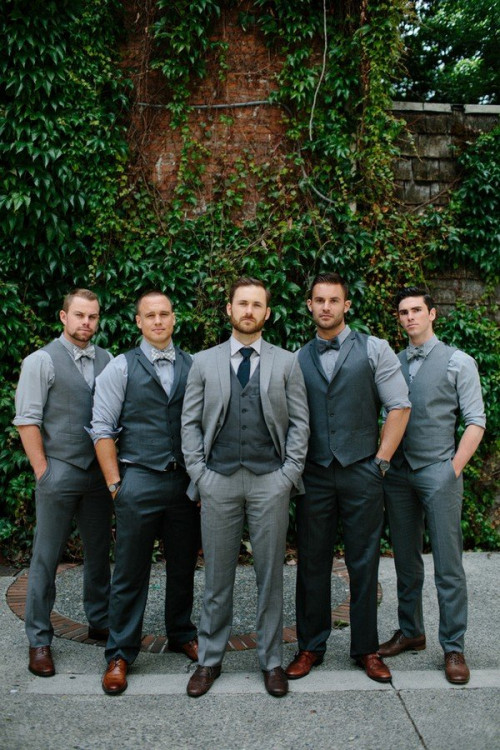 wedding-photo-ideas-with-groomsmen-in-gray-suits.jpg